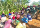 Gotong Royong Ibu-Ibu Garut Semarakkan TMMD di Mekarmulya