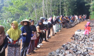 Gotong Royong Cibangkerong: Semangat Warga Garut Bangun Desa Bersama TNI