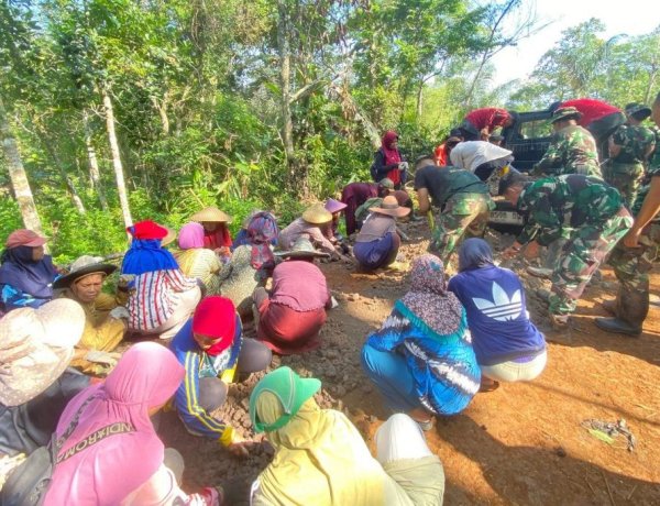 Gotong Royong Ibu-Ibu Garut Semarakkan TMMD di Mekarmulya